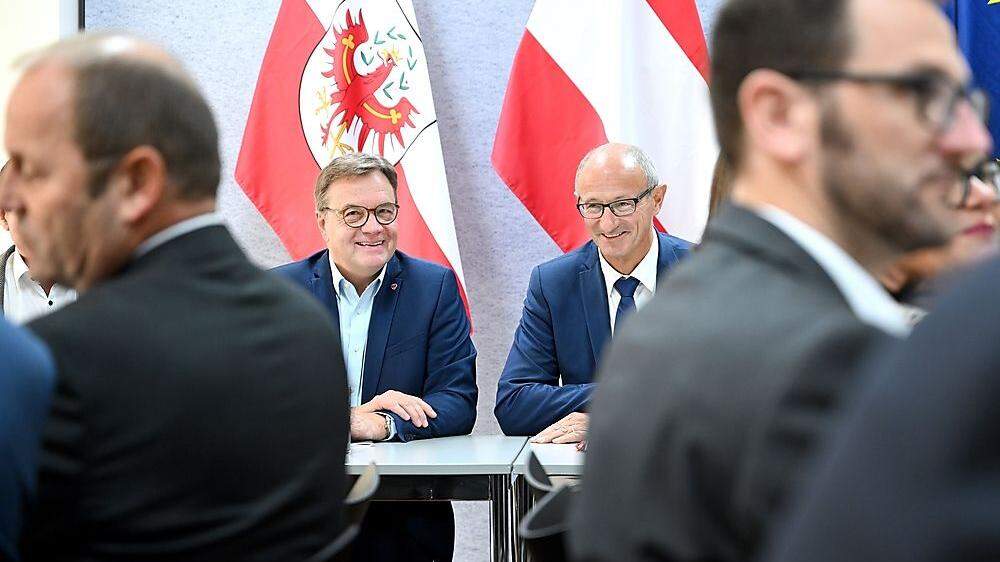Der Tiroler Landeshauptman Günther Platter (links) freut sich darauf, sein Amt an Anton Mattle (rechts) weiterzugeben