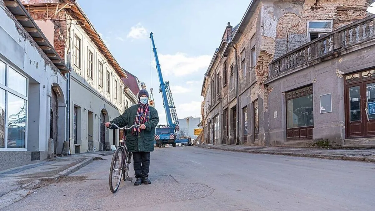 Die 71-jährige Mira Vidušić verlor ihr Haus beim Erdbeben in Petrinja. Seitdem lebt sie in einem Container
