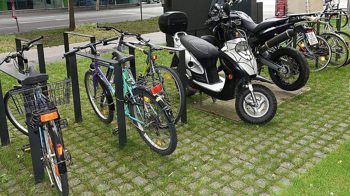 Das Paar stahl Mopeds und Fahrräder (Archivbild)