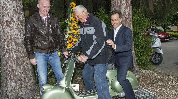 Franz Maitz wurde heute verabschiedet. Die Vespa-Legende - hier bei der Verleihung des Goldenen Ehrenzeichens der Stadt Graz mit Bürgermeister Siegfried Nagl - wurde 92 Jahre alt.