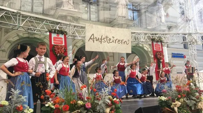 Auf der Bühne am Hauptplatz haben die Roßecker für gute Stimmung gesorgt.