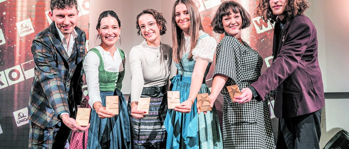 Die frischgebackenen Damenkleidermachermeister:innen aus der Meisterklasse der Modeschule Graz am Ortweinplatz