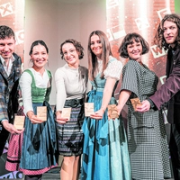 Die frischgebackenen Damenkleidermachermeister:innen aus der Meisterklasse der Modeschule Graz am Ortweinplatz