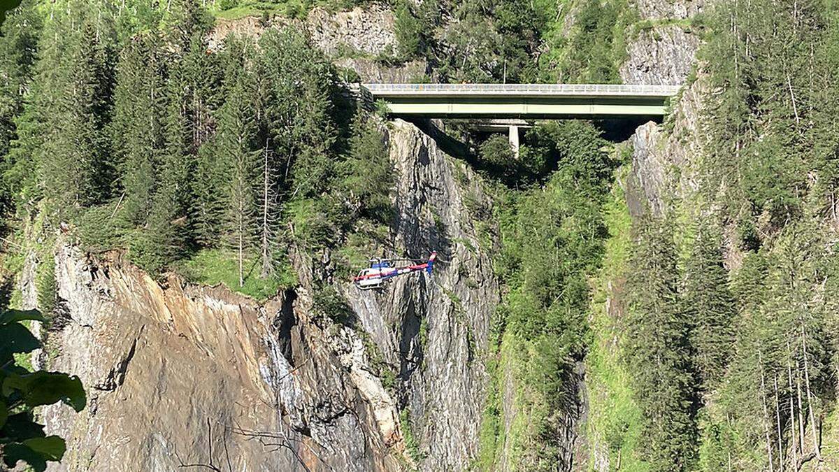 Die Abbruchstelle unterhalb der Katzentalbrücke. Der Landesgeologe machte mit dem Polizeihubschrauber eine Besichtigung aus der Luft