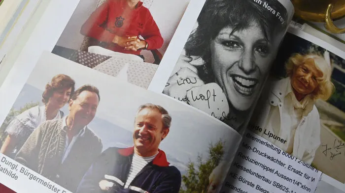 Bereits nach seinem Unfall 1976 und nach dem Absturz eines Flugzeuges der Lauda Air 1991 erholte sich der Rennfahrer Niki Lauda im Naturhotel Alpenrose in Obermillstatt. Hier ein  Foto von ihm aus der Hotel-Chronik.