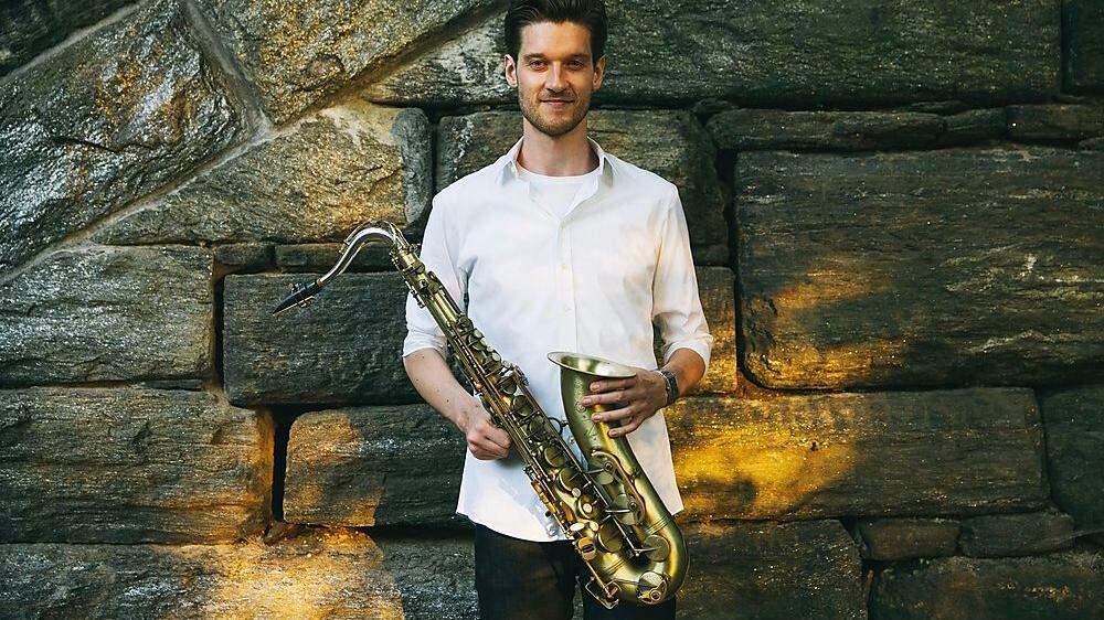 Dennis Brandner spielt heute auf seinem Saxofon im Clubraum der StadtMacher