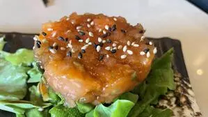 Feines Lachstartare mit Sesam