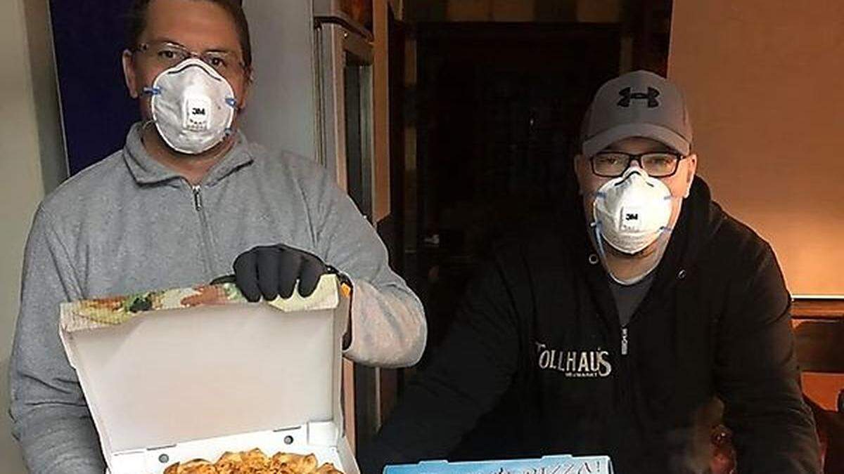 Das Tollhaus-Team liefert nun Pizza, am Bild die Mitarbeiter Martin und Roland