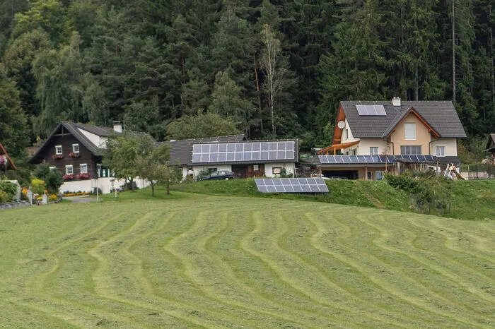 Fotovoltaikanlage mit Batterie, Solarthermie, Hackschnitzelheizung tun am Hof ihren Dienst....