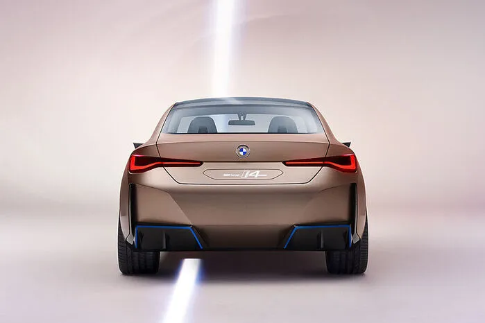 Wie viel vom Design es in die Serienversion schaffen wird, das ist offen, während die Bayern bei den Angaben zur Technik darunter schon ziemlich konkret werden: Die Elektromobilität kann eine Leistung von bis zu 390 kW (530 PS) abspulen und lässt das Coupé in rund vier Sekunden von 0 auf Tempo 100 sprinten.