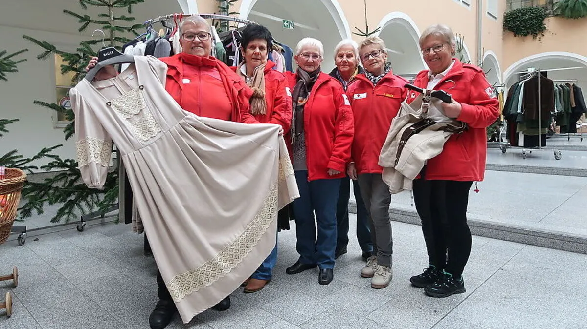 Allerlei Trachten stehen zum Verkauf