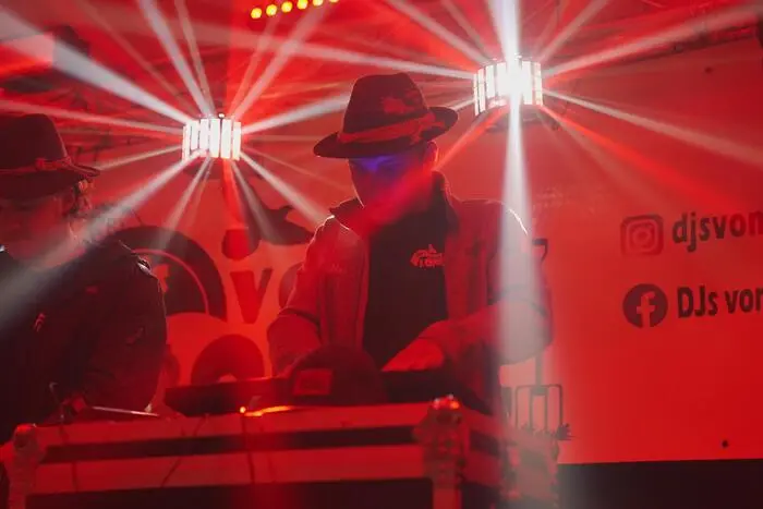 Im Partyzelt nebenan heizten die „Dj´s vom Lond“ ordentlich ein.