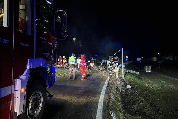 Leitschiene und Straßenbeleuchtung wurden zerstört