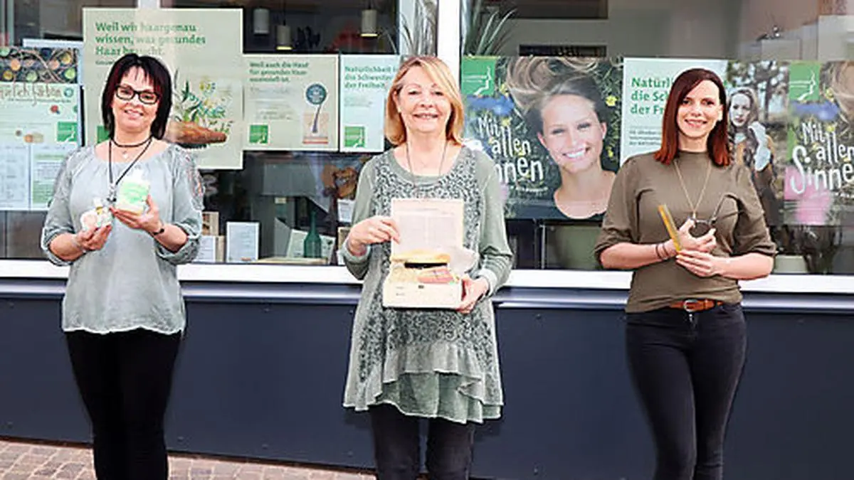 Claudia Knappitsch, Angelika Fuchsbichler und Jeanette Fuchsbichler (von links) wollen ihre Kunden von Pflanzenhaarfarbe überzeugen