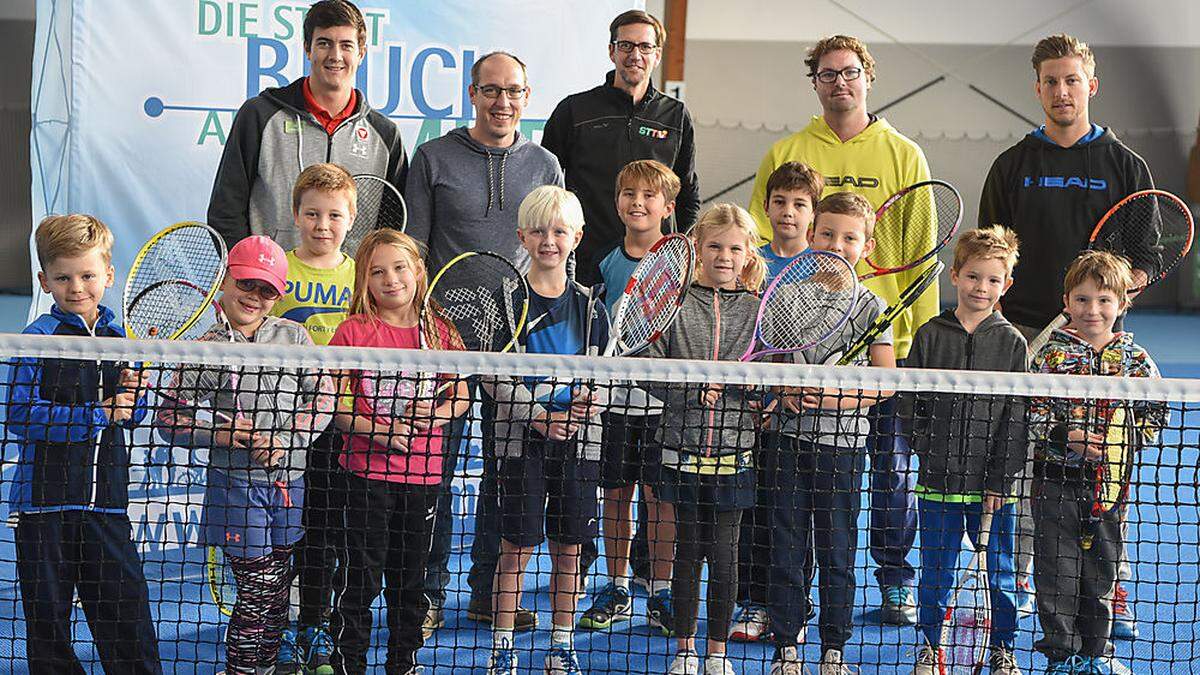 Sebastian Ofner (l. hinten) mit dem Tennisnachwuchs