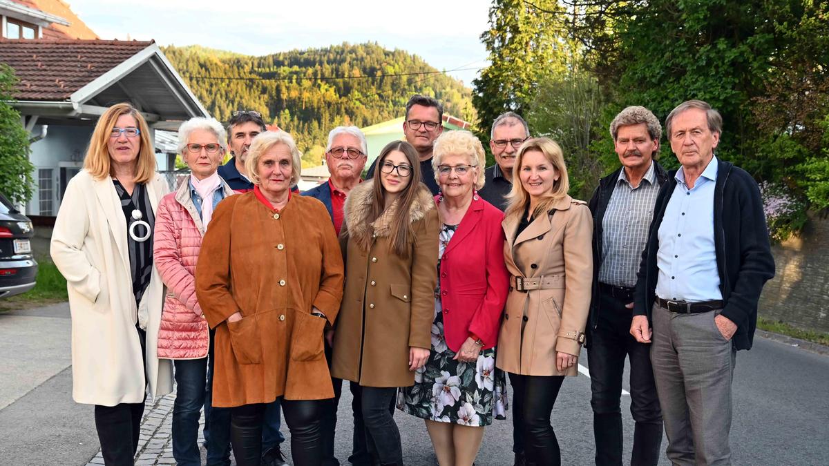 Gerald Seiler (Zweiter von rechts) mit einem Teil der Bürgerinitiative in Passering, dahinter das Gebiet Windischberg, dort ist der Steinbruch geplant