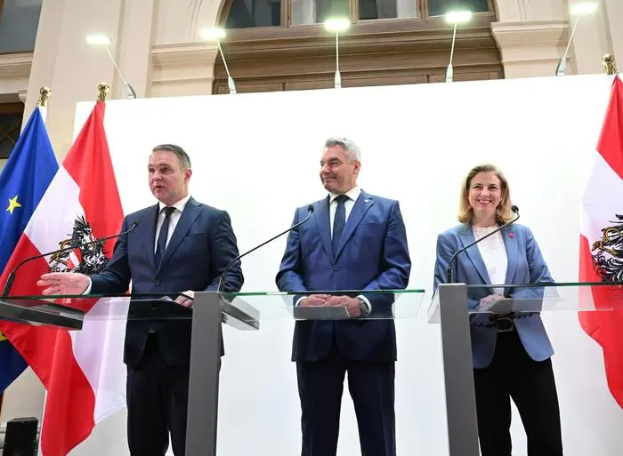 ABD0057_20241118 - WIEN - ÖSTERREICH: ZU APA0156 VOM 18.11.2024 - SPÖ-Chef Andreas Babler, ÖVP-Chef Karl Nehammer und NEOS-Chefin Beate Meinl-Reisinger am Montag, 18. November 2024, im Rahmen von Pressestatements nach dem heutigen Gespräch mit ÖVP und SPÖ zur Regierungsbildung in Wien im Palais Epstein in Wien. - FOTO: APA/HELMUT FOHRINGER