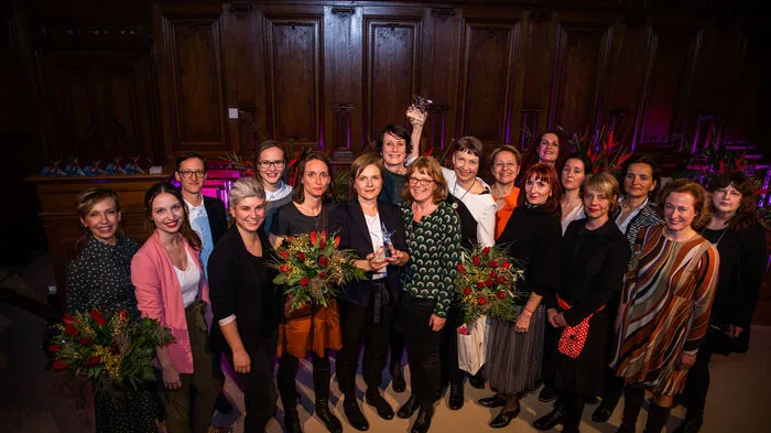 Große Freude: Die Jury lacht mit dem Siegerprojekt (Mezzanin-Theater, für das Stück "Zur Lage der Frau") und der Ehrenpreisträgerin Ilse Wieser