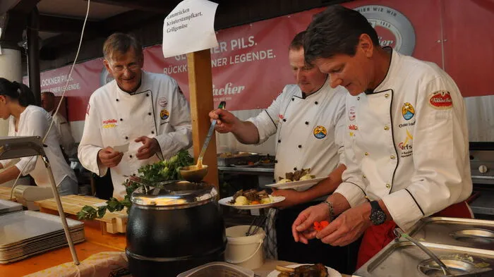 Insgesamt sorgen beim 14. Glocknerlammfest 18 Köche und rund 20 Servicekräfte für das leibliche Wohl der Gäste.