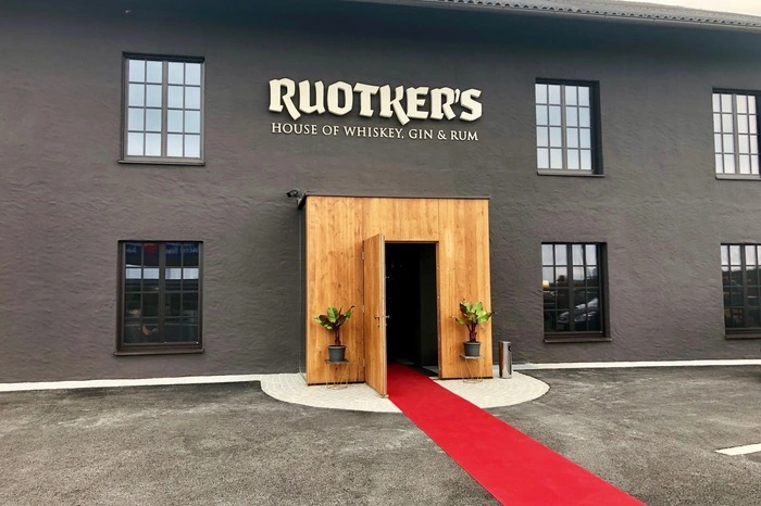 David Gölles erweiterte mit dem Ruotkers die Wirkstätte rund um die Manufaktur Gölles, die neben dem Schokolade-Theater von Josef Zotter oder der Vulcano-Schinkenmanufaktur zu den beliebtesten Ausflugszielen im Vulkanland zählen. Von der Terrasse hat man einen 1-A-Blick auf die Riegersburg.