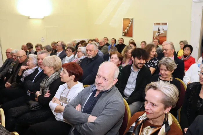 Die Premierenbesucher zeigten sich begeistert und dankten mit tosendem Applaus.