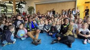 Athanas Kiyumbi Mazoya und Mary John Meidimin erzählten den Kindern von ihrem Land