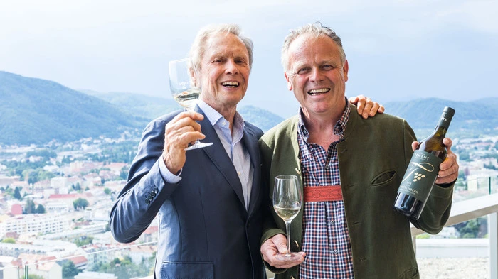Seit sie sich bei der Kleine-Zeitung-Weinkost am Pogusch getroffen haben, verbindet Peter Kraus und Manfred Tement eine Freundschaft, aus der nun auch ein Wein geworden ist ...