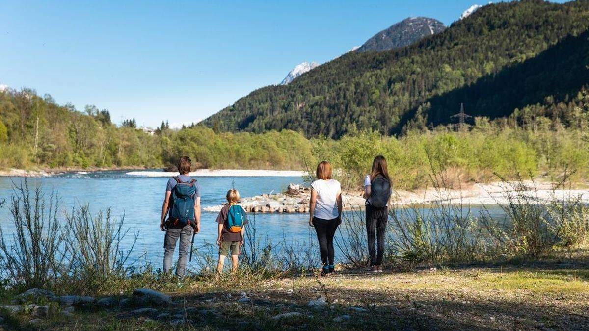 Welche Familie nimmt die Wanderung als erste in Angriff?