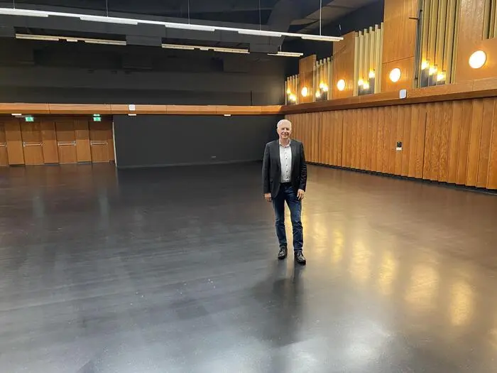 Johann König im großen Saal. Hier haben bis zu 500 Besucherinnen und Besucher Platz.
