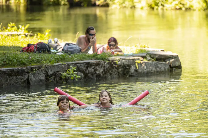 Im Kalmusbad entstehen Freundschaften, wenn auch nur für einen Tag. Jana (8) und Elisabeth (6, rechts) können vom Wasser gar nicht genug bekommen.