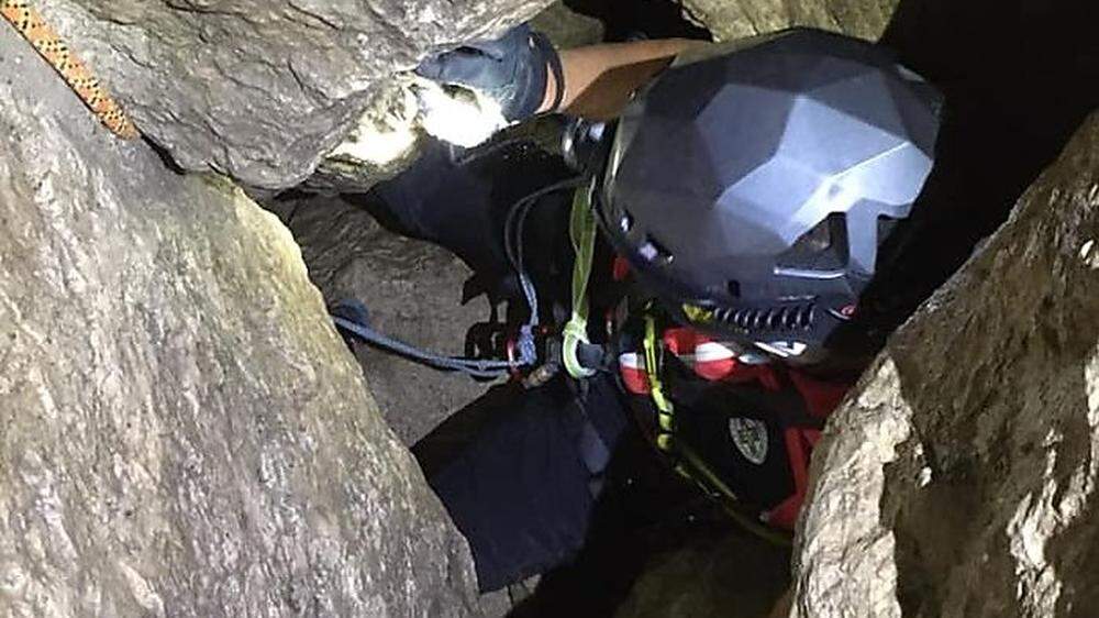 Mittels Flaschenzug konnte der junge Bad Mitterndorfer geborgen und unverletzt zum Höhlenausgang begleitet werden