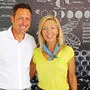 Georg Rippel-Pirker und Katharina Pirker, die Eigentümer der Lebzelterei Pirker in Mariazell, vor der Schautafel über Bienen und Honig