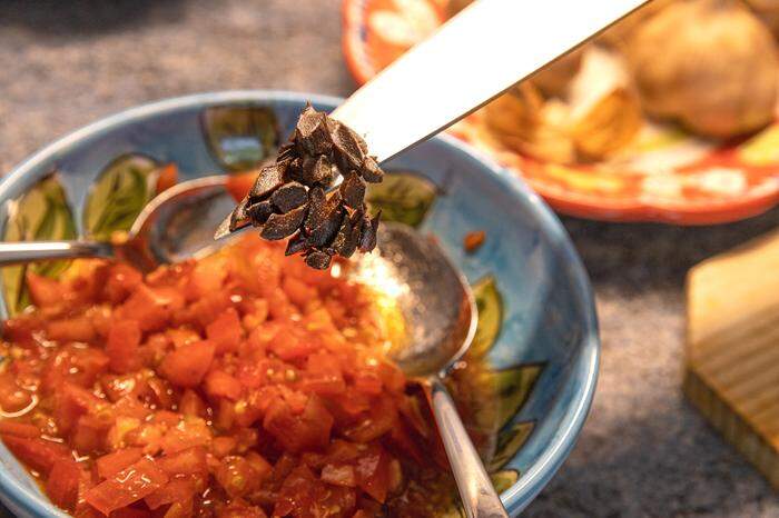 In vermeintlichen simplen Gerichten wie einer Tomaten-Bruschetta läuft schwarzer Knoblauch zur Höchstform auf.