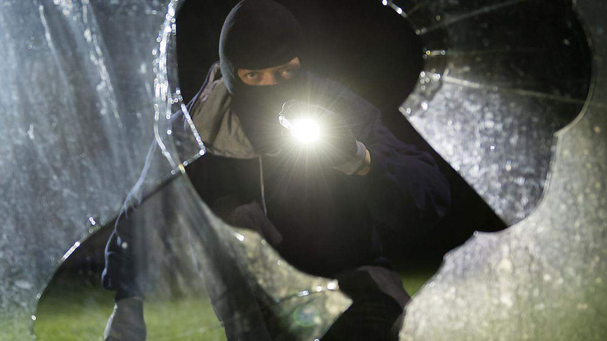 Die Jugendlichen schlugen die Auslagenscheibe des Geschäfts in Leoben mit einem Schraubenschlüssel ein