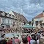 Die Artisten von NoFit State Circus turnten mit Bambusrohren am Stainzer Hauptplatz 