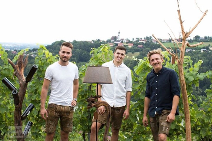 Weinrebenlampen oder Weinständer aus Fassdauben, kurz gefasst Kreatives aus Holz, verfertigen die drei Freunde Daniel Karl, Hubert Laube und Christian Ladinig seit 2017 in ihrem Kleinunternehmen. Damit rücken sie einen Rohstoff ins Rampenlicht, der nicht nur einfach verheizt werden sollte. Mehr über die ausgefallenen nützlichen Stücke erfährt man im Internet und auf Facebook unter Staber&amp;Graf.