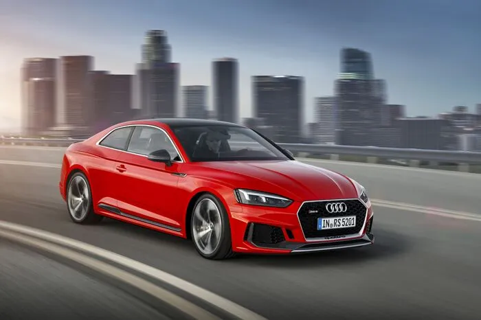 Unter der konturierten Haube arbeitet ein neuer 2,9 TFSI V6-Biturbo. Er leistet 450 PS und sein maximales Drehmoment von 600 Nm (170 Nm mehr als beim Vorgängermodell) liegt in einem breiten Drehzahlband von 1900 bis 5000 U/min an.
