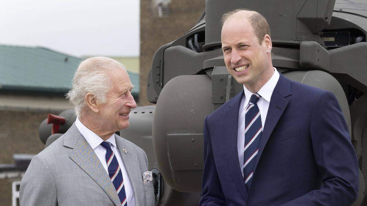 König Charles III.  und Prinz William bei der Übergabe der Ehrenleitung der Heeresfliegertruppe Mitte Mai 2024
