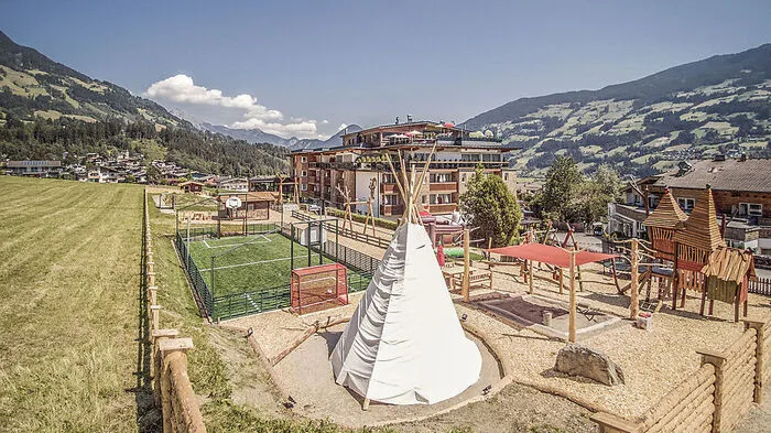 Familienurlaub im Zillertaler Fügen, von wo aus sich nicht nur das Lied „Stille Nacht“ mit den Tiroler Sängern in die Welt verbreitete, sondern auch Kinderurlaub großgeschrieben wird.
