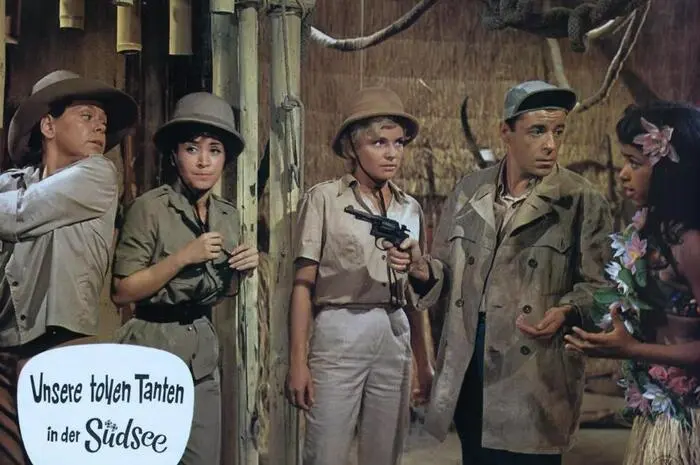 "Unsere tollen Tanten in der Südsee" mit Ruth Stephan, Chris Howland, Guggi Löwinger, Barbara Frey, Elfie Fiegert.