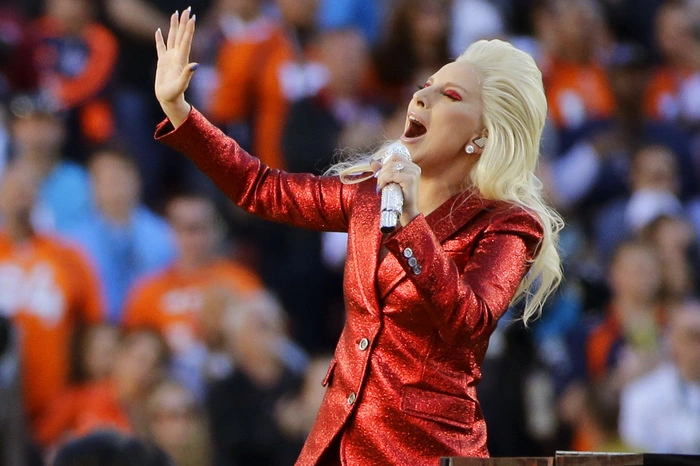 Ob es heuer wieder dazu kommt? Es ist zumindest nicht völlig auszuschließen, immerhin tritt in einer sicherlich pompös-schrillen Halbzeitshow mit Weltstar Lady Gaga eine Künstlerin auf, die auch ganz gerne mal provoziert und als entschiedene Gegnerin des umstrittenen neuen US-Präsidenten Donald Trump bekannt ist. Stefani Joanne Angelina Germanotta intonierte bereits im Vorjahr die US-Nationalhymne "The Star Spargeld Banner", heuer übernimmt diese Aufgabe der Countrysänger Luke Bryan.