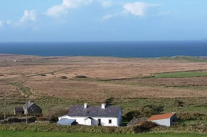 Skellig Inseln, Irland: In „Das Erwachen der Macht“ versteckt sich Luke Skywalker nach dem Zusammenbruch des Imperiums. Gedreht wurde dieser Teil des Films auf der irischen Insel Skellig Michael, UNESCO-Weltkulturerbe und die größere der zwei Skellig Inseln. Berühmt ist die Insel aber nicht nur als Drehort des Films, sondern auch aufgrund des schwer zugänglichen mittelalterlichen Klosters, das Besucher nur über 618 Stufen erreichen. Das Pink Gate Cottage liegt in Portmagee. Von diesem Ort auf dem Festland legen die meisten Boote nach Skellig Michael ab.