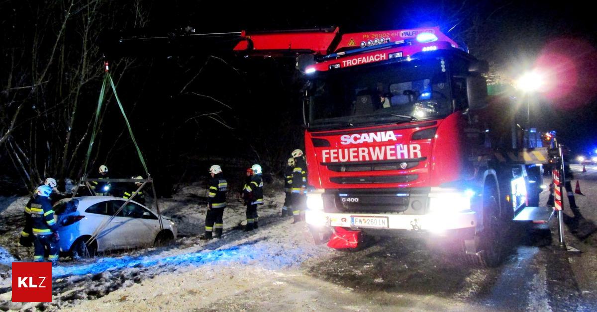 Feuerwehreinsatz-Trofaiach-Auto-kam-von-der-Fahrbahn-ab-und-rutschte-in-den-Laintalbach
