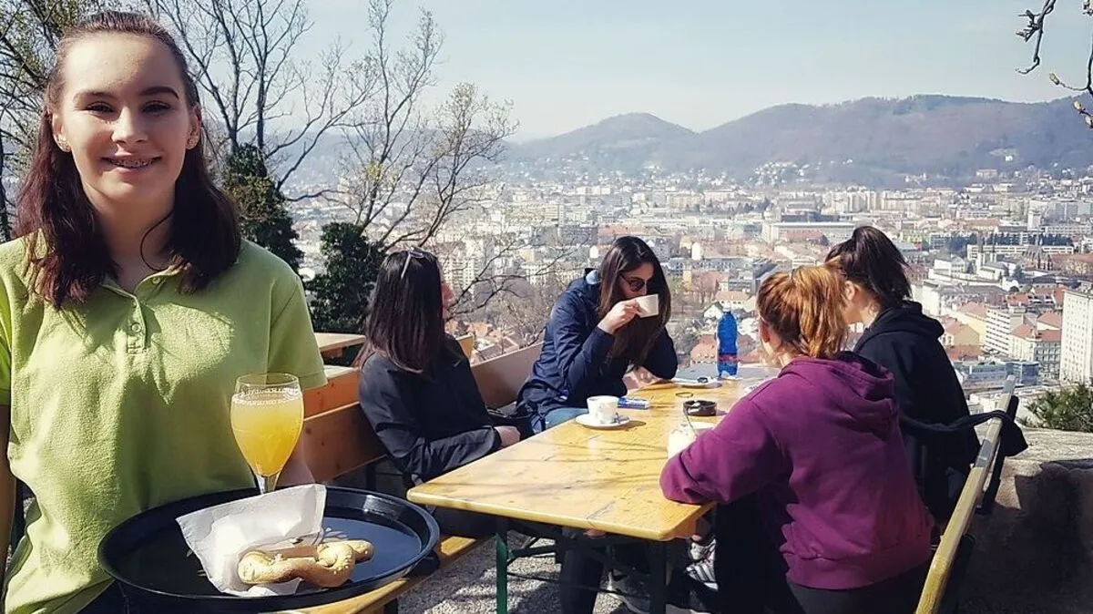 Jasmin im Biergarten am Schloßberg