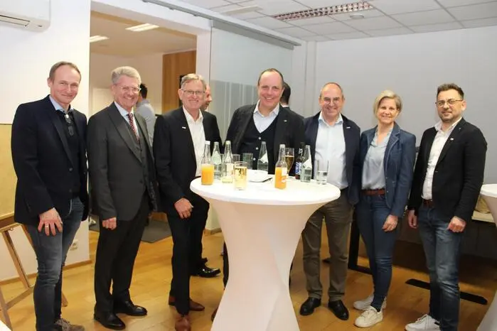 Vertreterinnen und Vertreter aus Politik und Wirtschaft: Oliver Felber, Bezirkshauptmann Heinz Schwarzbeck, Bernhard Stranzl, Christoph Stark, Andreas Schlemmer, Manuela Kuterer und Thomas Derler.