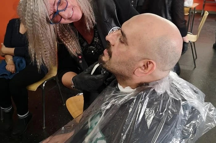 Haare wurde geschnitten, Bärte gestutzt, Make-Up aufgetragen.