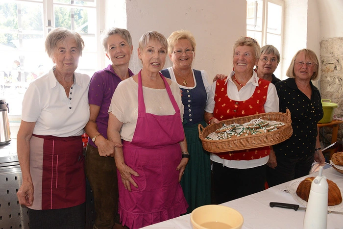 Die Mitglieder der Katholischen Frauen von Bleiberg Kreuth spenden für die Unwetteropfer für Afritz