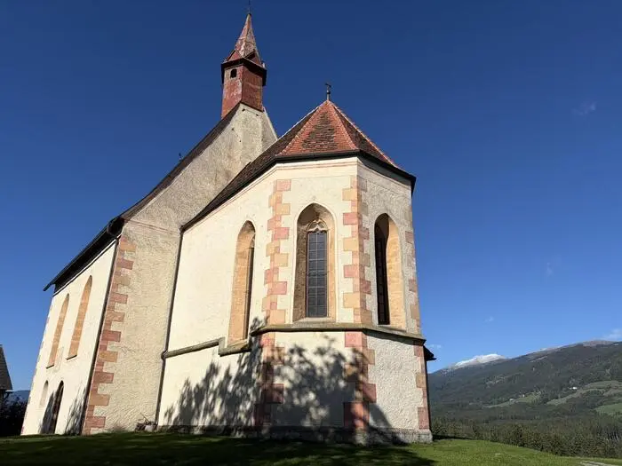 Die 1466 erbaute Kirche St. Martha. Im Hintergrund der angezuckterte Seckauer Zinken