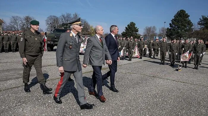 Zu dem Festakt am Freitagnachmittag in der Belgierkaserne fanden sich höchste Militärs und Politiker ein.