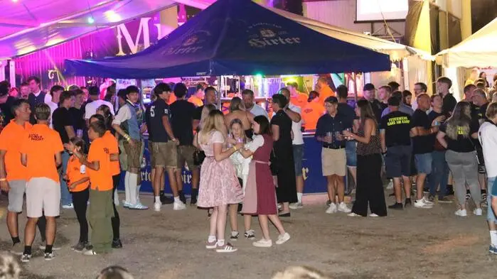 Ein Übersichtsfoto einer Party